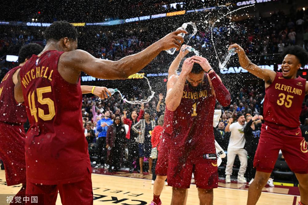 那不就重建了吗？若有球员愿出价7000万英镑，曼联愿卖出B费.